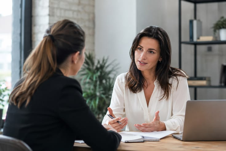 Conversa em ambiente de atendimento profissional, foto ilustrativa